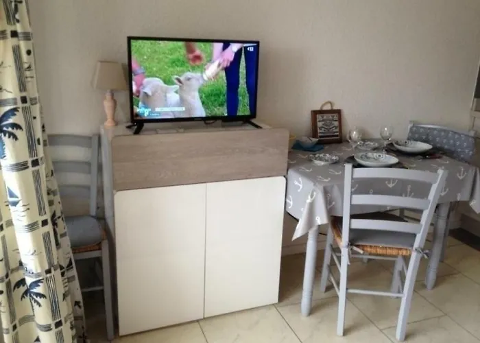 Les Pieds Dans L'eau By Interhome