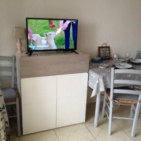 Les Pieds Dans L'eau By Interhome